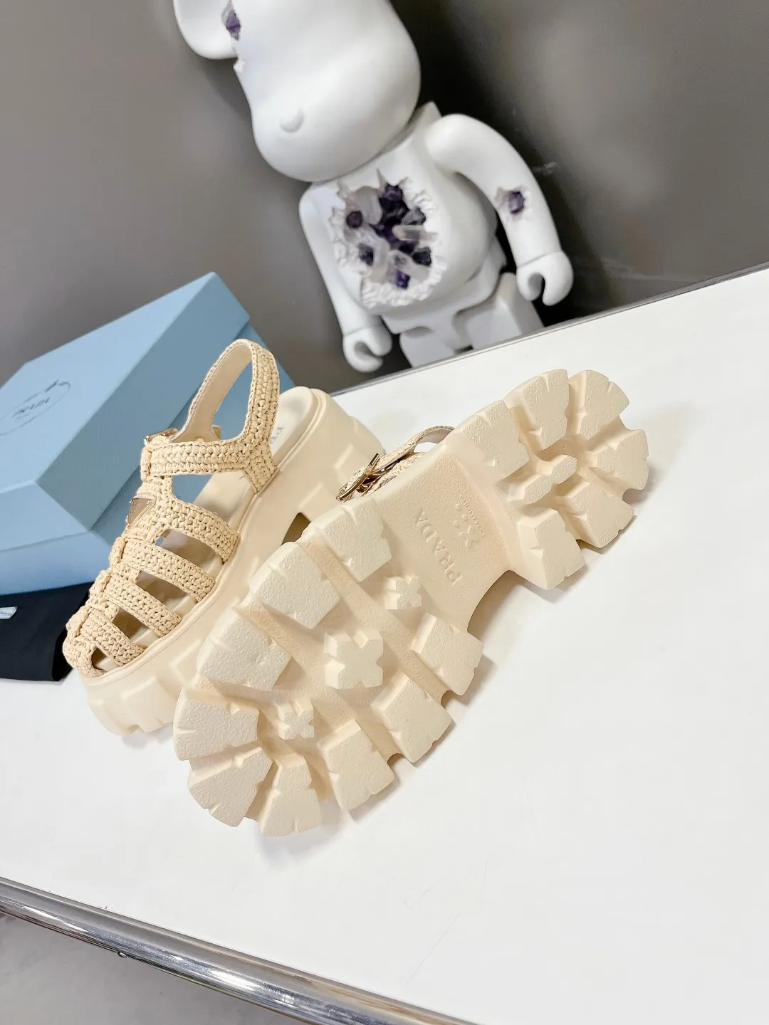 👟👟Ex-factory price 640👟👟 Straw 2023 exclusive version super hot🎊🎊🎊hot prada Prada cage shoes sawtooth Roman braided thick-soled rubber sandals retro fashionable and avant-garde gear teeth 55mm Thick-soled soles, the upper perfectly restores the original craftsmanship, and is made of purely hand-woven uppers. The cost is extremely high, making the whole pair of shoes light and comfortable, full of holiday feel, and bright colors 💐💐💐💐 to satisfy a variety of choices for fashionable people with different styles! The iconic metal triangle logo is paired with the shape of ancient beach sandals. Every design element is fashionable! Code number 35-40